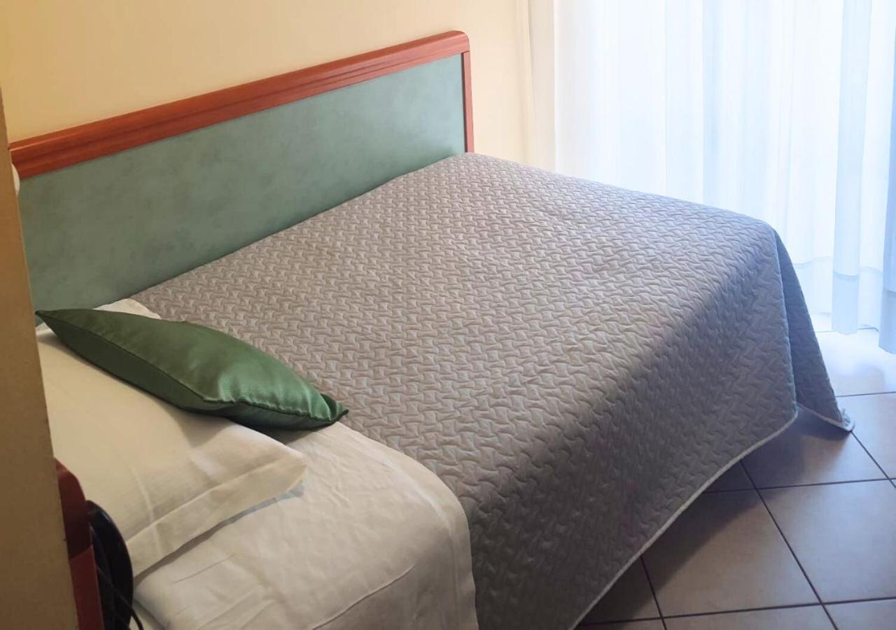 Hotel Riviera B&B Misano Adriatico Exterior photo