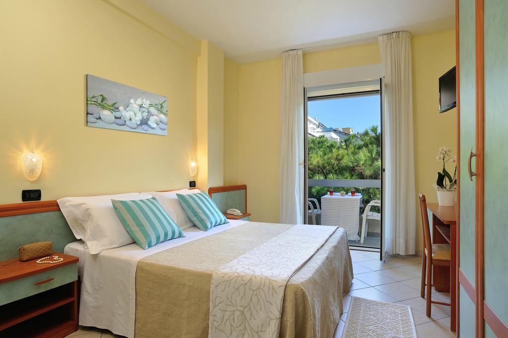 Hotel Riviera B&B Misano Adriatico Exterior photo